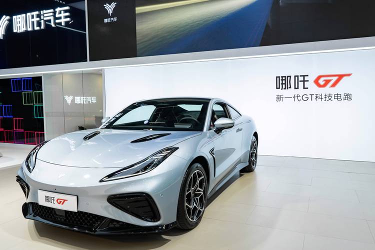 成都118哪吒汽车在智能汽车领域的表现，领途汽车在新能源汽车市场中的影响力